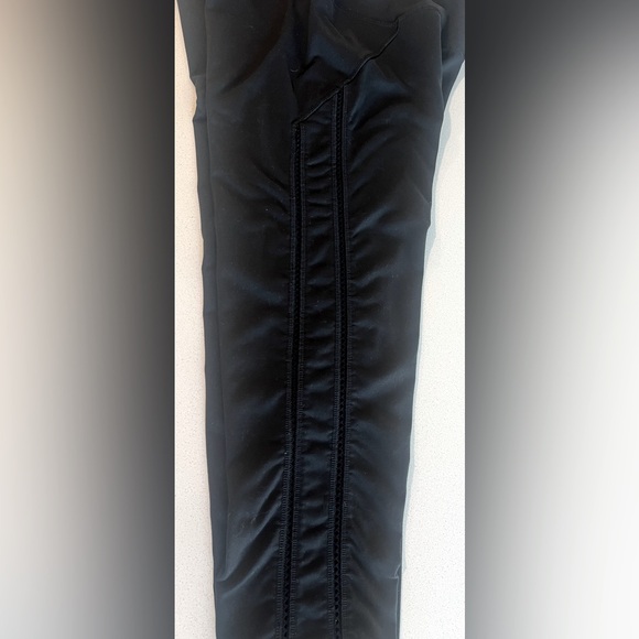 VS Knockout Yoga pants - Bk open side Medium - Picture 3 of 6